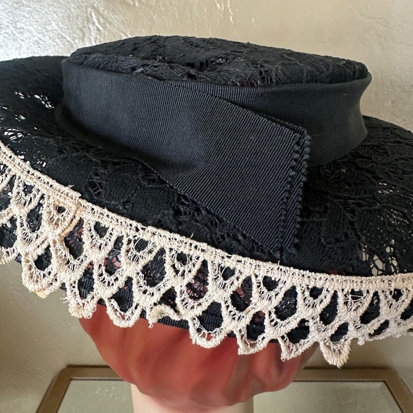 FABULOUS 1950\'s BLACK STIFF LACE PANCAKE HAT WITH OFF WHITE LACE EDGING